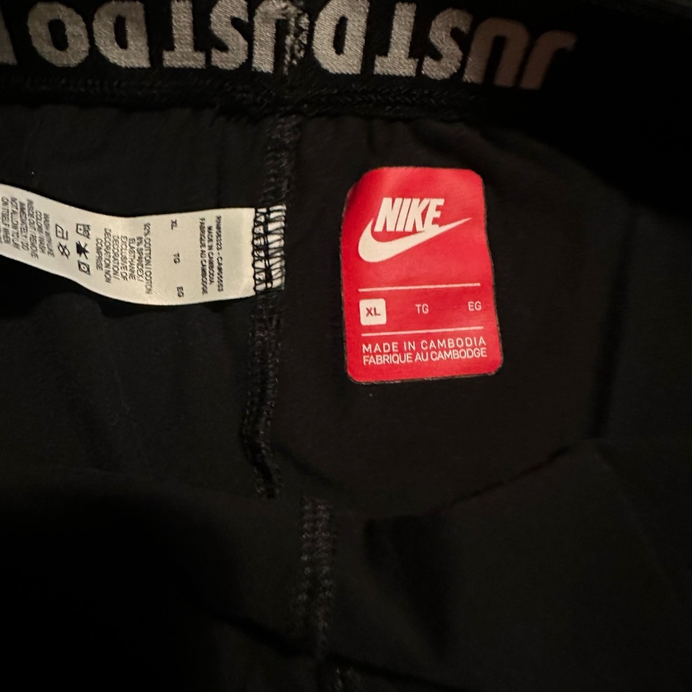 Nike Youth 3/4 Length Leggings- Size XL